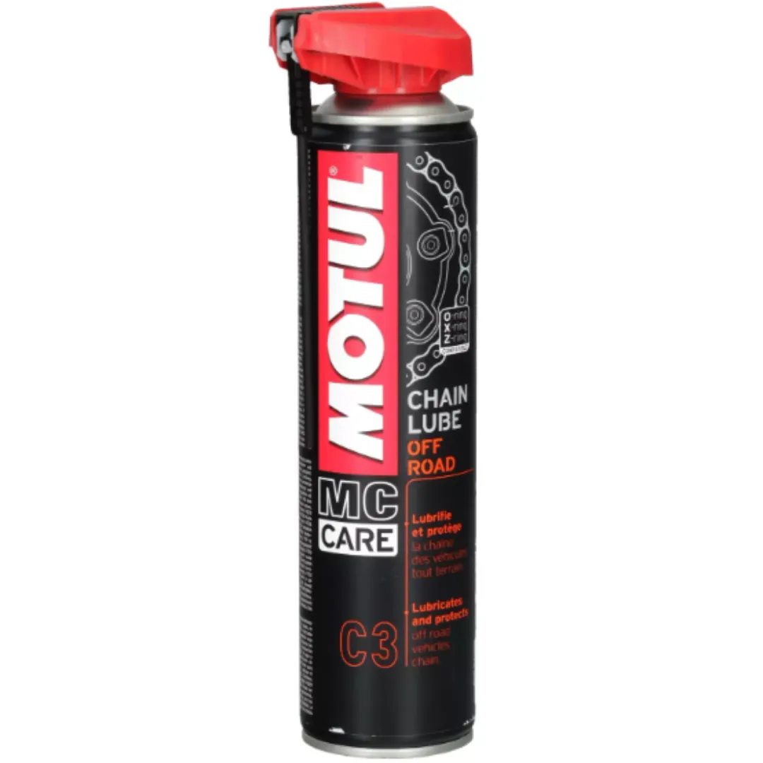 Bočica Motul Chain Lube Off Road od 400 ml spremna za upotrebu.