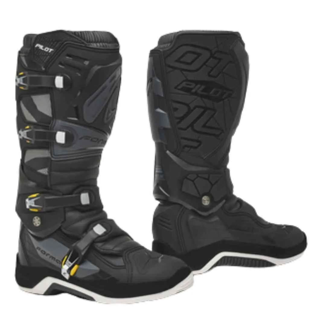 Bočni pogled na Forma Pilot Motocross Boots s F.C.S. sustavom zaštite