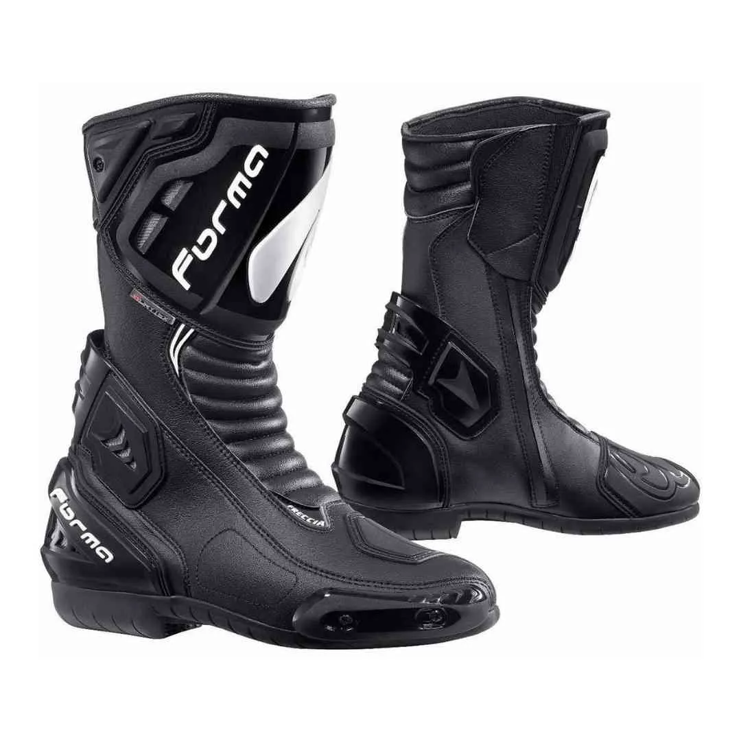 Crne sportske motociklističke čizme Forma Freccia Dry na asfaltu