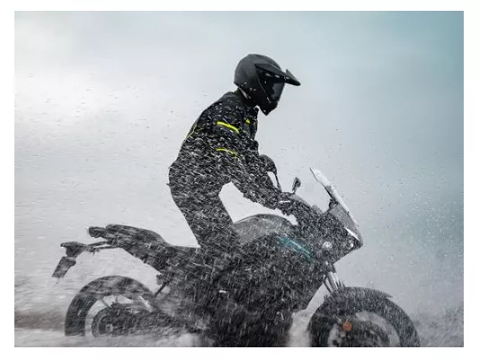 Kišni program: odaberite pravu opremu i uživajte u svakom trenutku na motociklu!